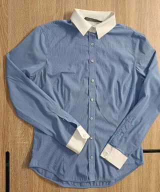 Camisa azul con cuello blanco