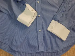 Camisa azul con cuello blanco