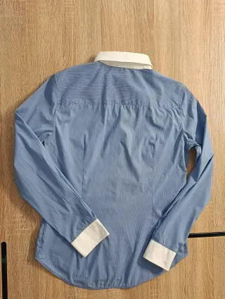 Camisa azul con cuello blanco