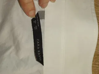 Camisa azul con cuello blanco