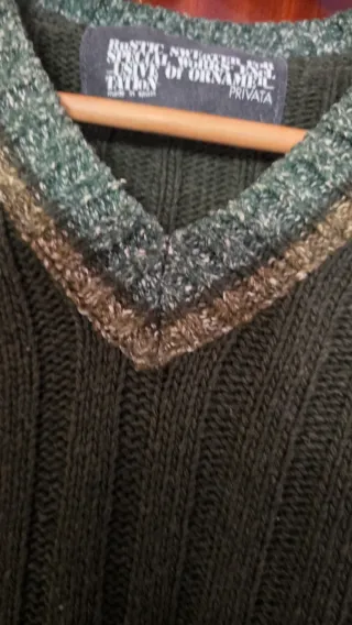 Jersey verde cuello pico