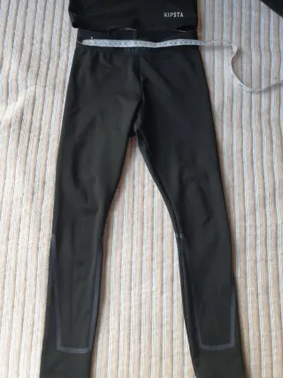 Camiseta y pantalón térmico  Kipsta negra