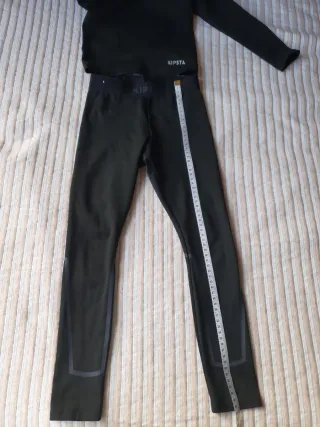 Camiseta y pantalón térmico  Kipsta negra