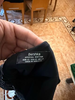 Vestido Negro con Lentejuelas Doradas