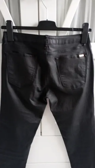 Pantalón efecto piel negro
