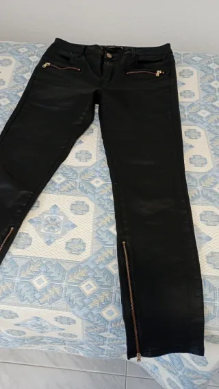 Pantalón efecto piel negro