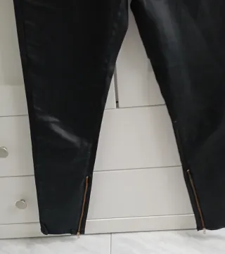 Pantalón efecto piel negro