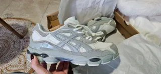 Zapatillas Asics grises y blancas