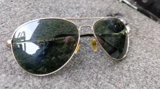 Gafas de sol aviador doradas y verdes