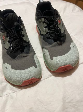 Zapatillas deportivas grises y rojas