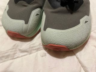 Zapatillas deportivas grises y rojas