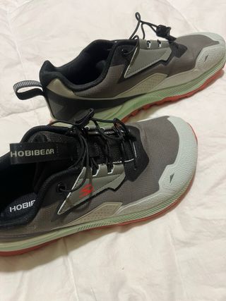 Zapatillas deportivas grises y rojas