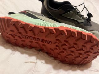 Zapatillas deportivas grises y rojas