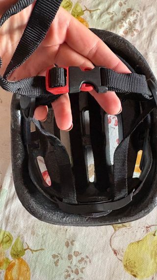 Casco de bicicleta azul con diseño