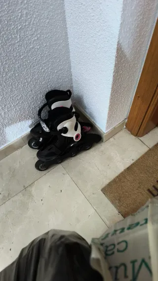 Patines en línea negros y blancos para niños