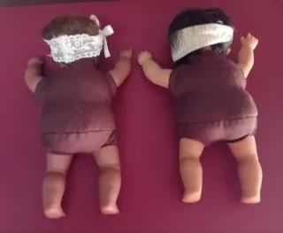 2 vecchi pupazzi di stoffa e gomma