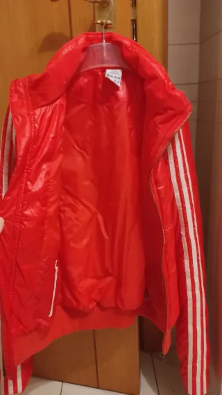 Chubasquero acolchado Adidas rojo