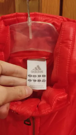 Chubasquero acolchado Adidas rojo