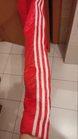 Chubasquero acolchado Adidas rojo