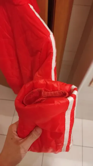 Chubasquero acolchado Adidas rojo