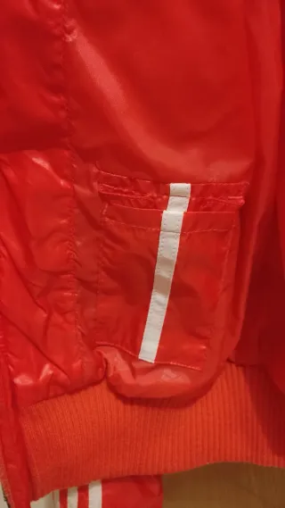 Chubasquero acolchado Adidas rojo