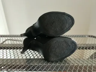 Zapatos de tacón abiertos negros