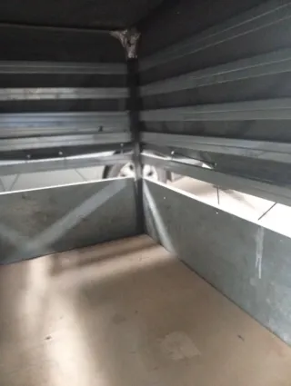 Remolque pequeño con lona