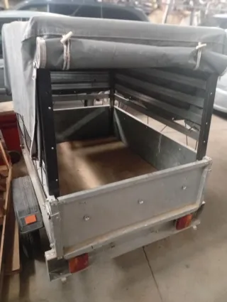 Remolque pequeño con lona