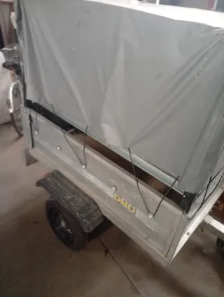 Remolque pequeño con lona