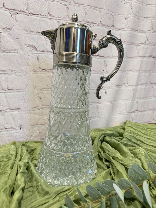 Antica caraffa in vetro e metallo