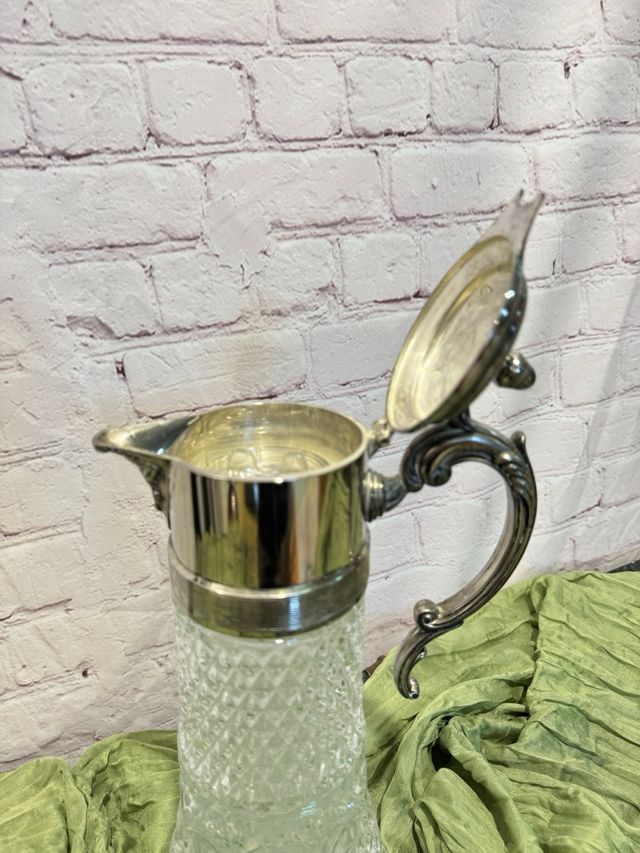 Jarra antigua de cristal y metal