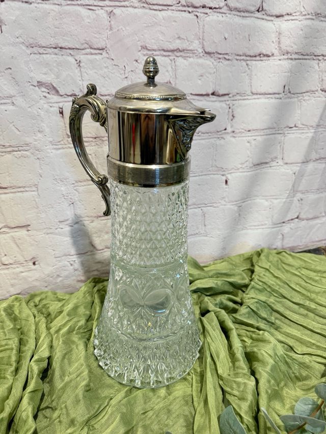 Jarra antigua de cristal y metal