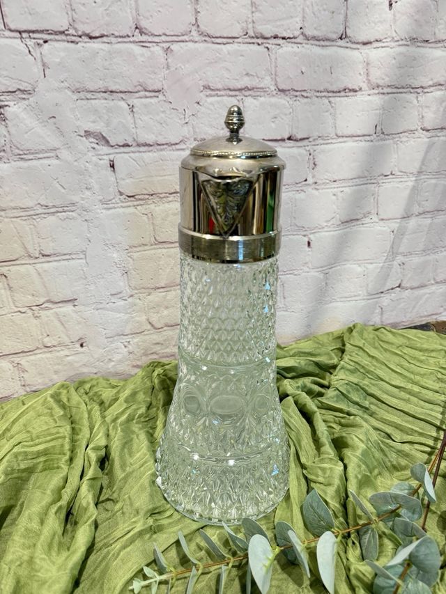 Jarra antigua de cristal y metal