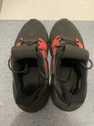 Zapatillas deportivas negras y rojas