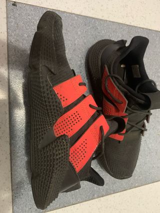 Zapatillas deportivas negras y rojas