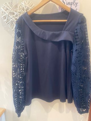 Blusa azul con mangas de encaje