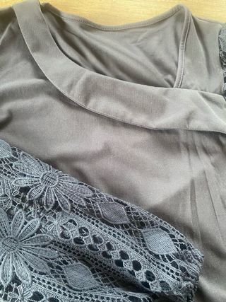 Blusa azul con mangas de encaje