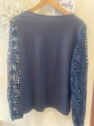 Blusa azul con mangas de encaje