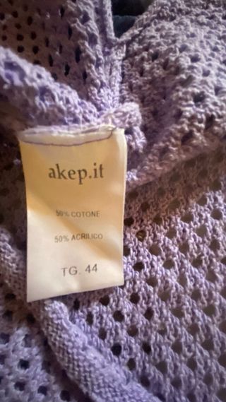 Maglia a rete viola con colletto arancione