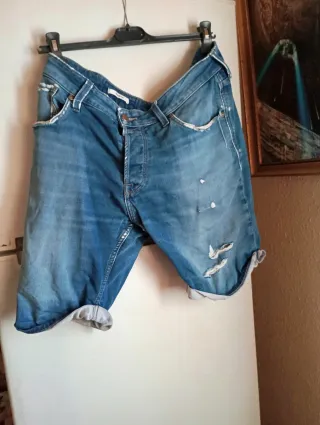 Pantalones vaqueros cortos desgastados