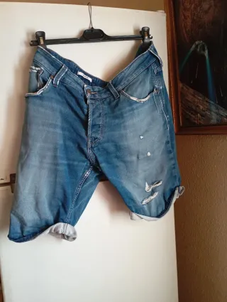 Pantalones vaqueros cortos desgastados