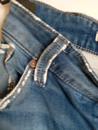 Pantalones vaqueros cortos desgastados