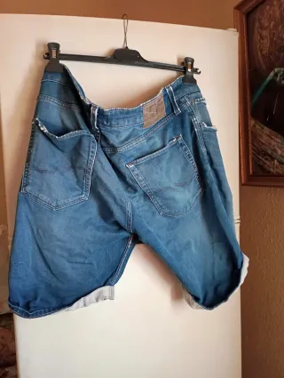 Pantalones vaqueros cortos desgastados