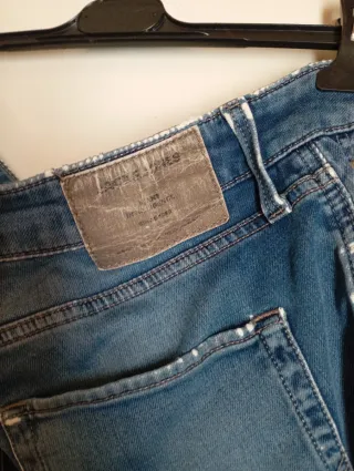 Pantalones vaqueros cortos desgastados