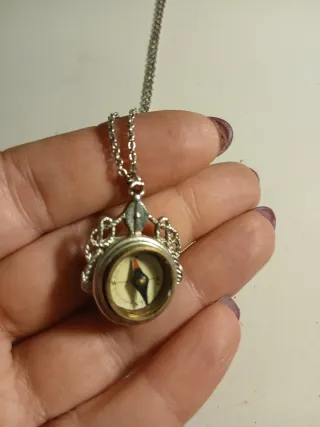 Collana con bussola e pietra dal altra parte