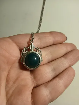 Collana con bussola e pietra dal altra parte