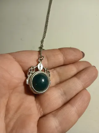 Collana con bussola e pietra dal altra parte