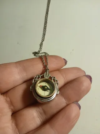 Collana con bussola e pietra dal altra parte