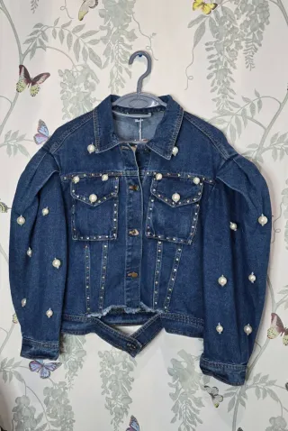 Chaqueta vaquera con perlas y tachuelas