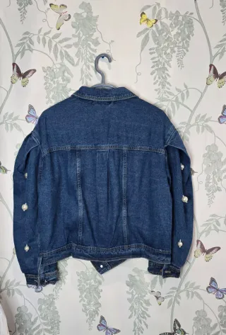 Chaqueta vaquera con perlas y tachuelas